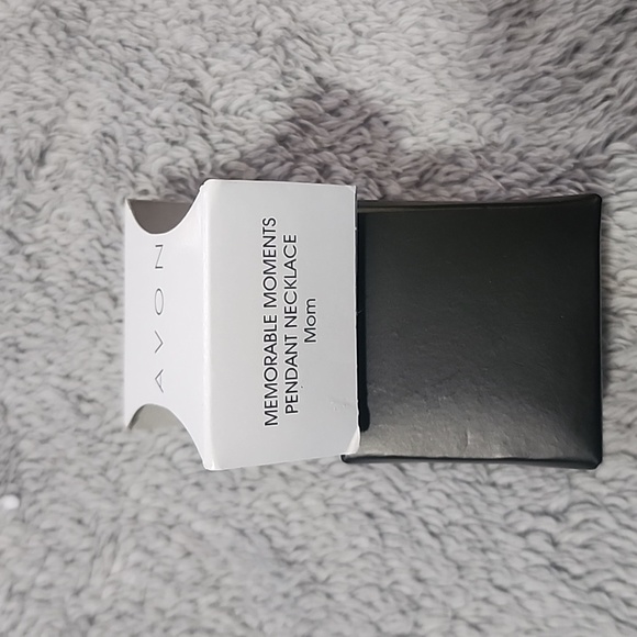 Memorable Moments Mom Pendant Necklace - Picture 4 of 4